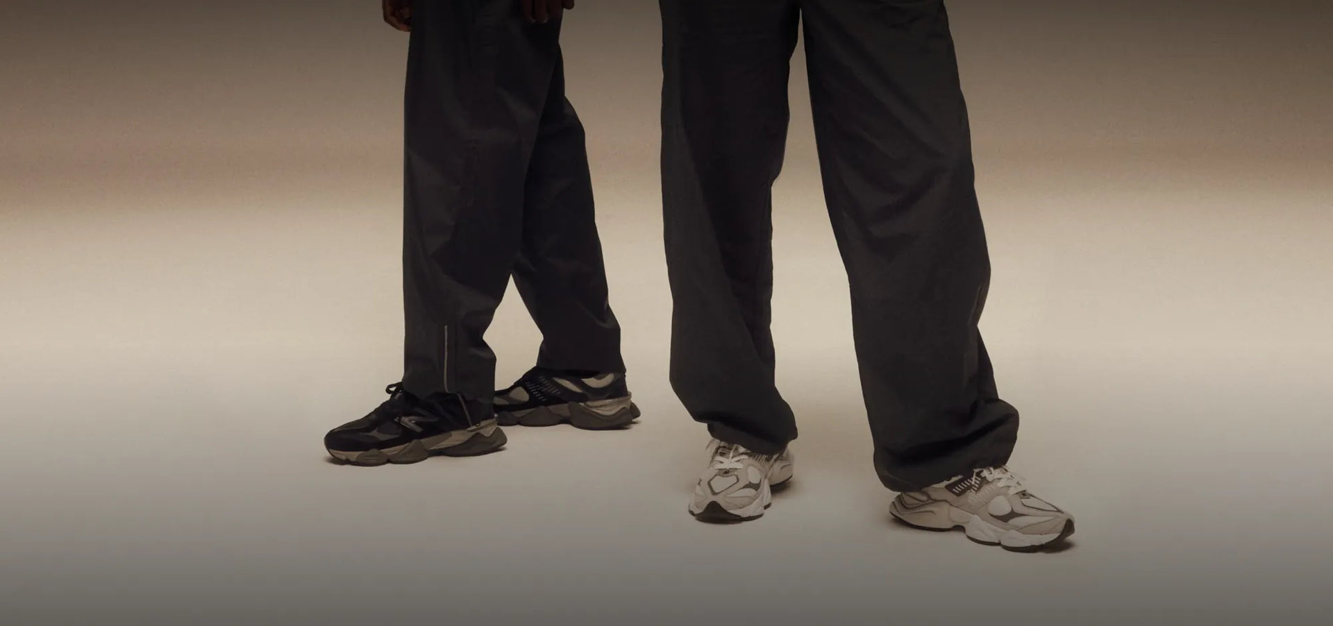 Duas pessoas com New Balance 9060