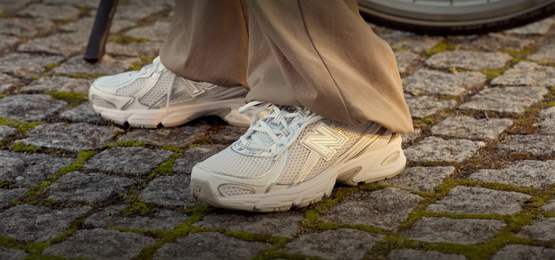 New Balance 740 numa calçada