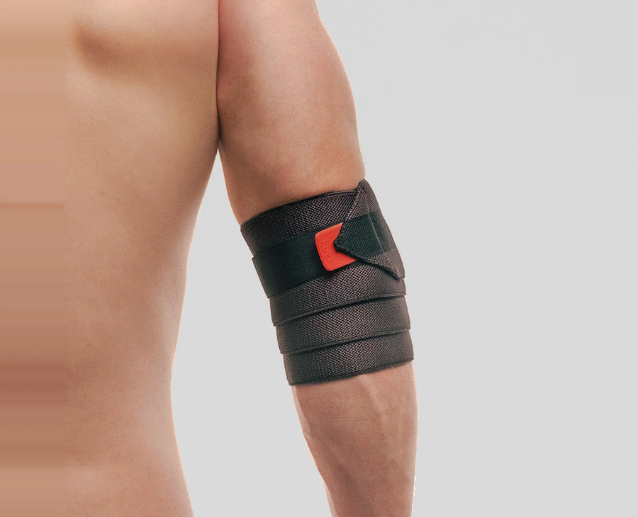 Acessório Fiber Faixa De Cotovelo Titan Preto — em uso | FAIXA-COTOVELO