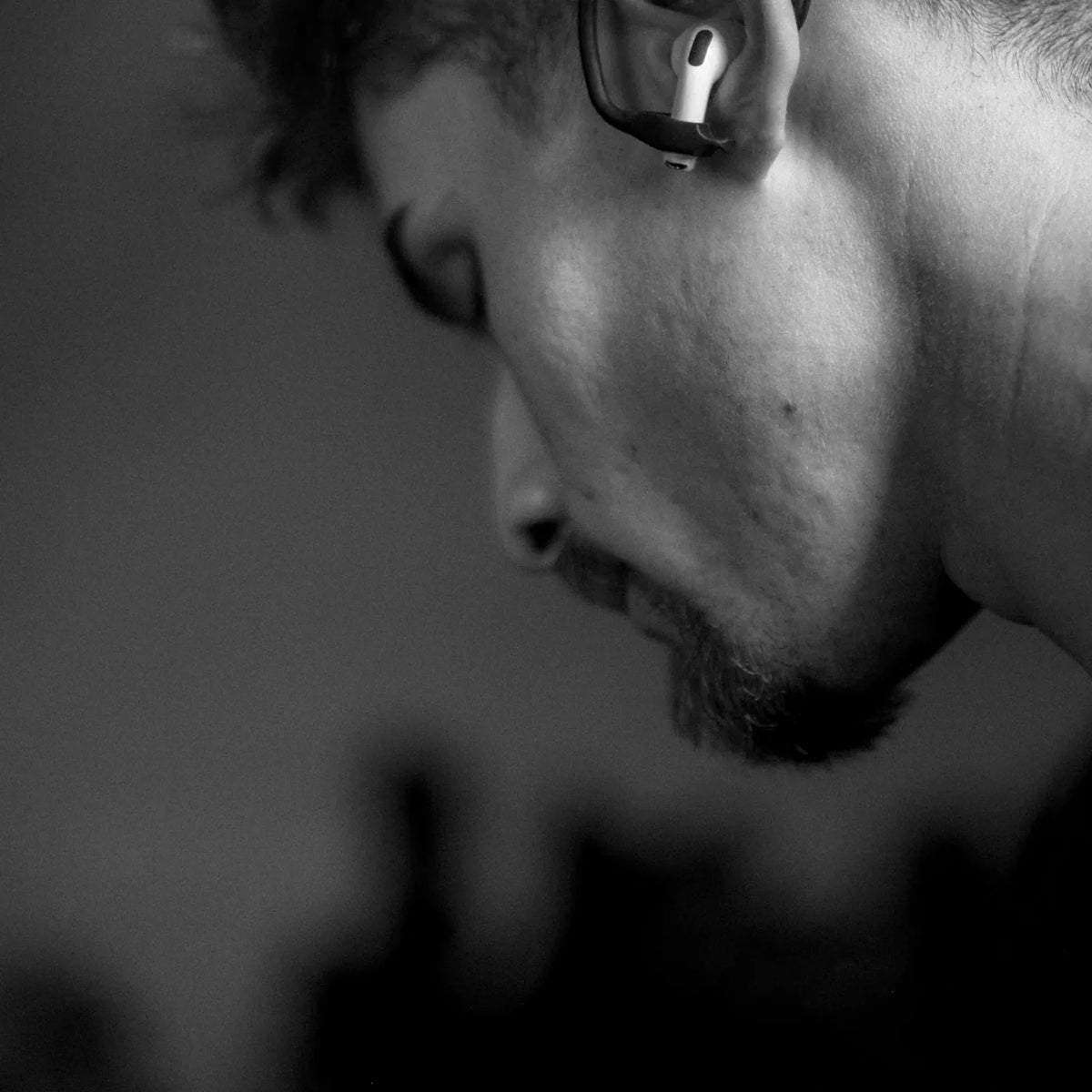 Atleta com o Fiber Arc Clip a segurar o auricular