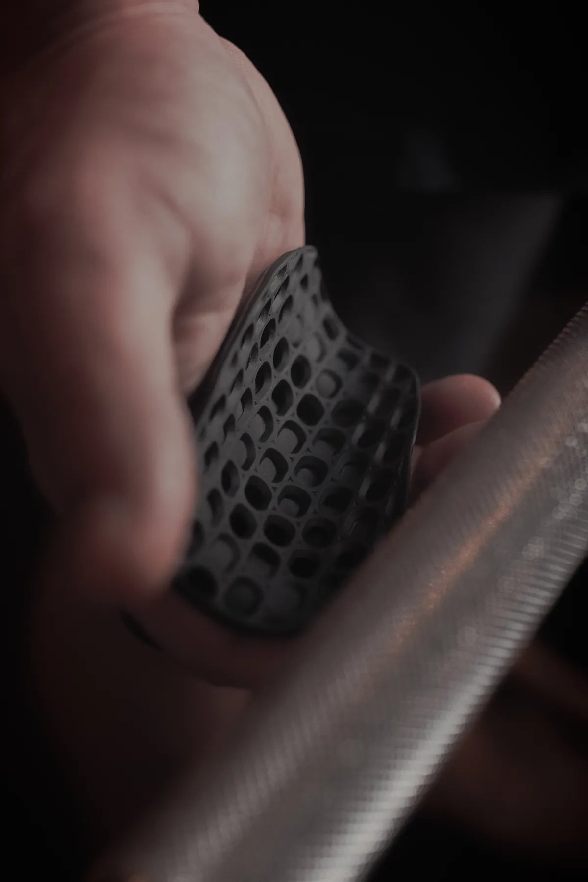 Grip Fiber Octo MaxGrip na mão, sobre a barra