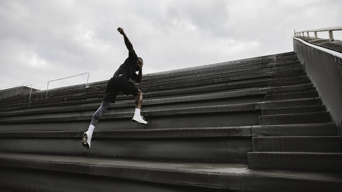 Atleta a saltar nas escadas com ténis Fiber