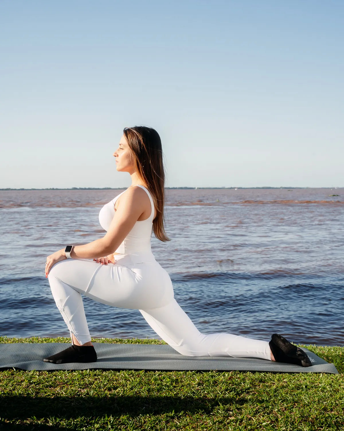 Atleta a alongar junto à água com a sapatilha Fiber Balance