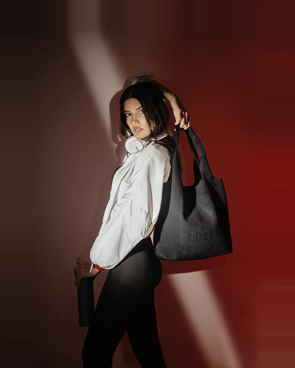 Modelo com a bolsa Fiber Blow Bag ao ombro