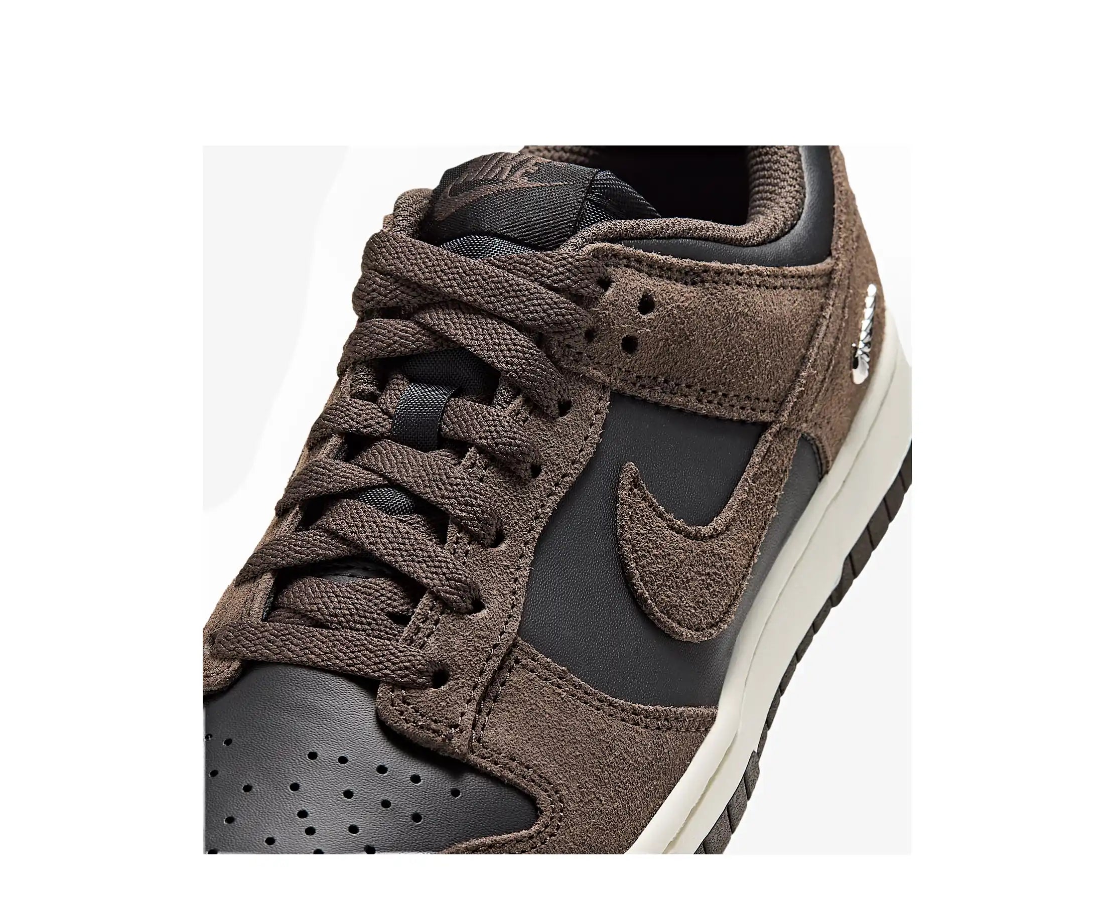 Sapatilhas Nike Dunk Low Castanho — detalhe | IO4244-001