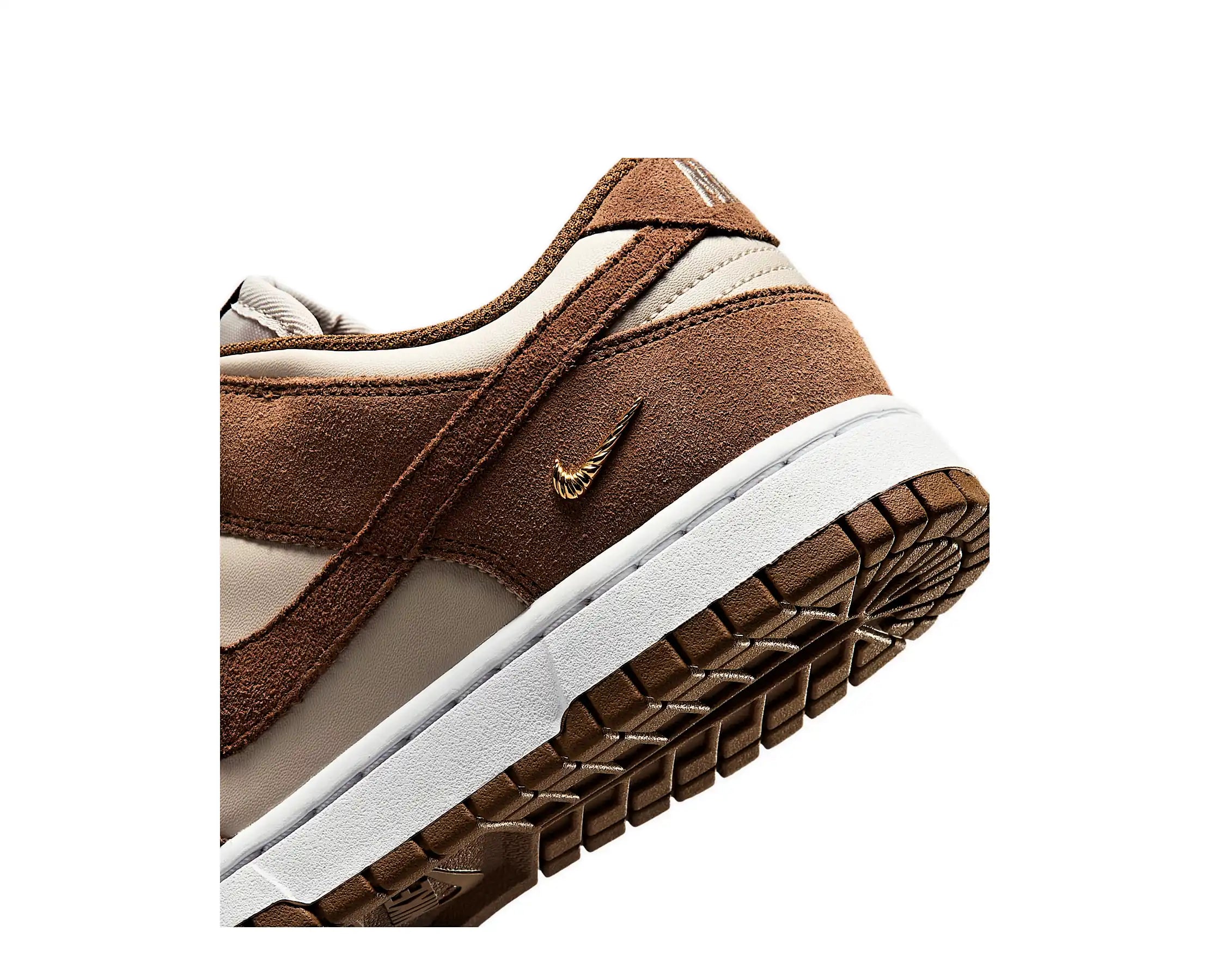 Sapatilhas Nike Dunk Low Castanho — detalhe | IO4244-200