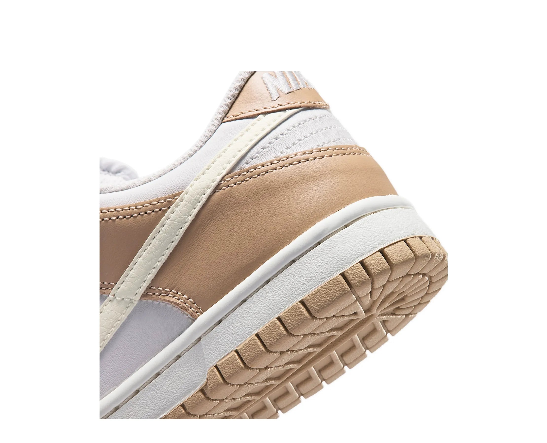 Sapatilhas Nike Dunk Low Bege — detalhe | IQ0804-200