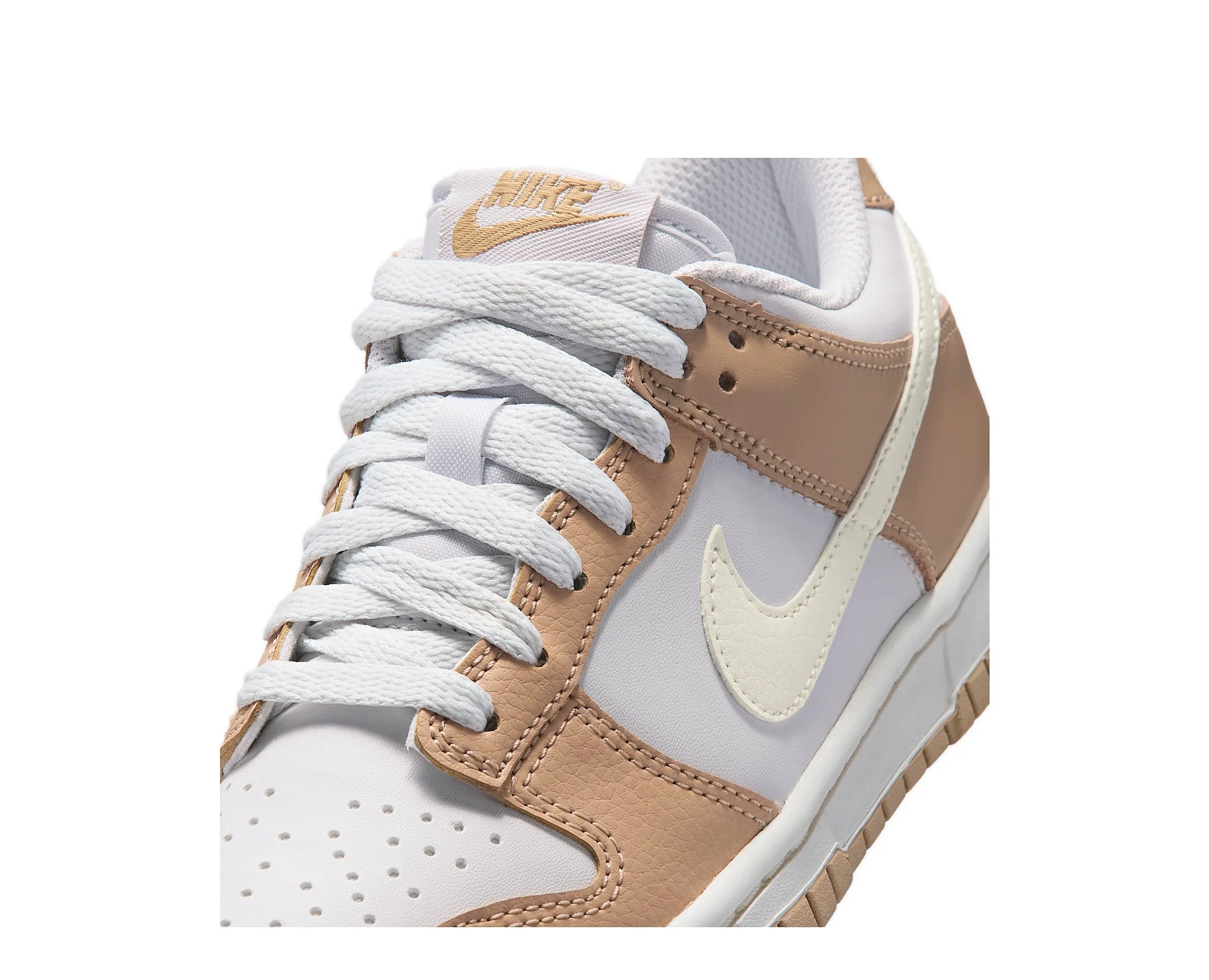 Sapatilhas Nike Dunk Low Bege — detalhe | IQ0804-200