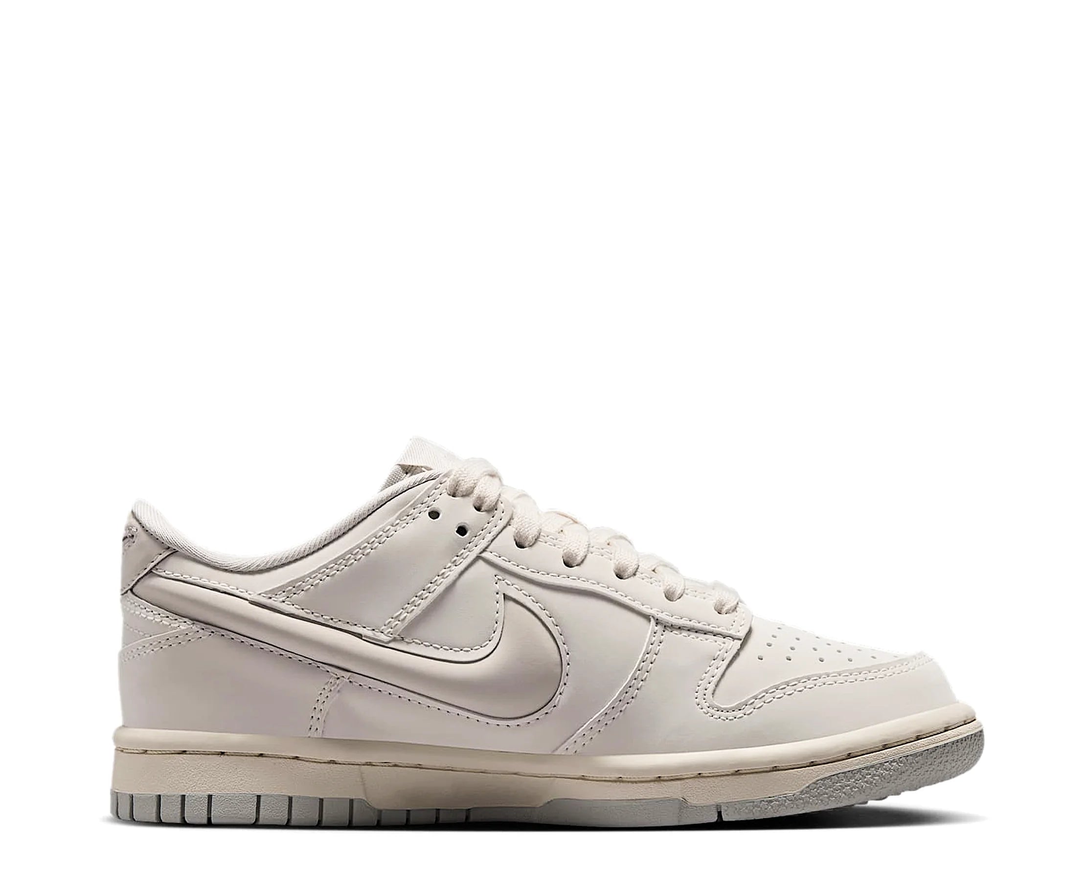 Sapatilhas Nike Dunk Low LV8 Bege — perfil exterior | IR0824-100