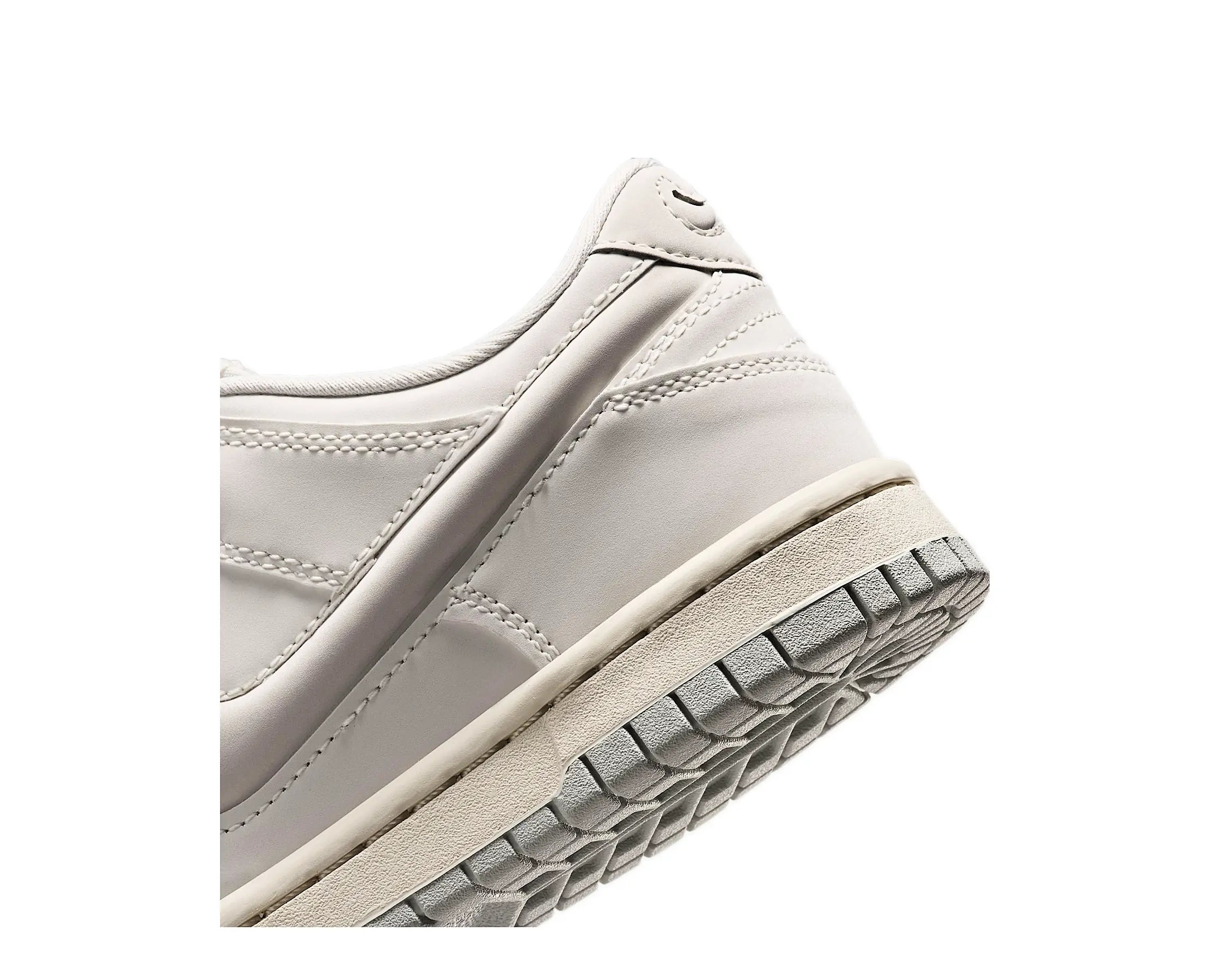 Sapatilhas Nike Dunk Low LV8 Bege — detalhe | IR0824-100