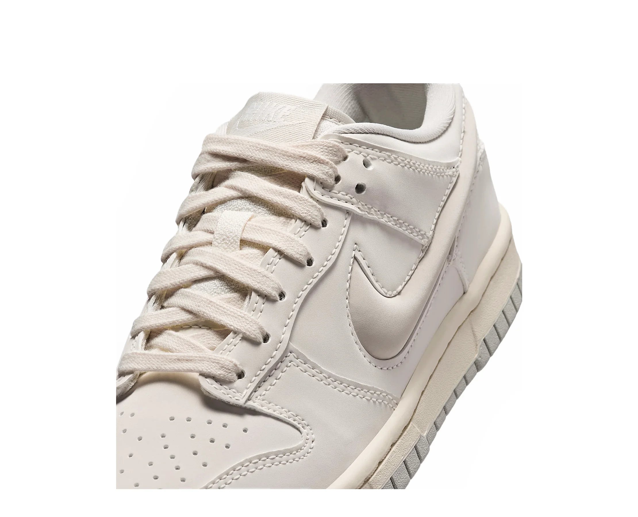 Sapatilhas Nike Dunk Low LV8 Bege — detalhe | IR0824-100