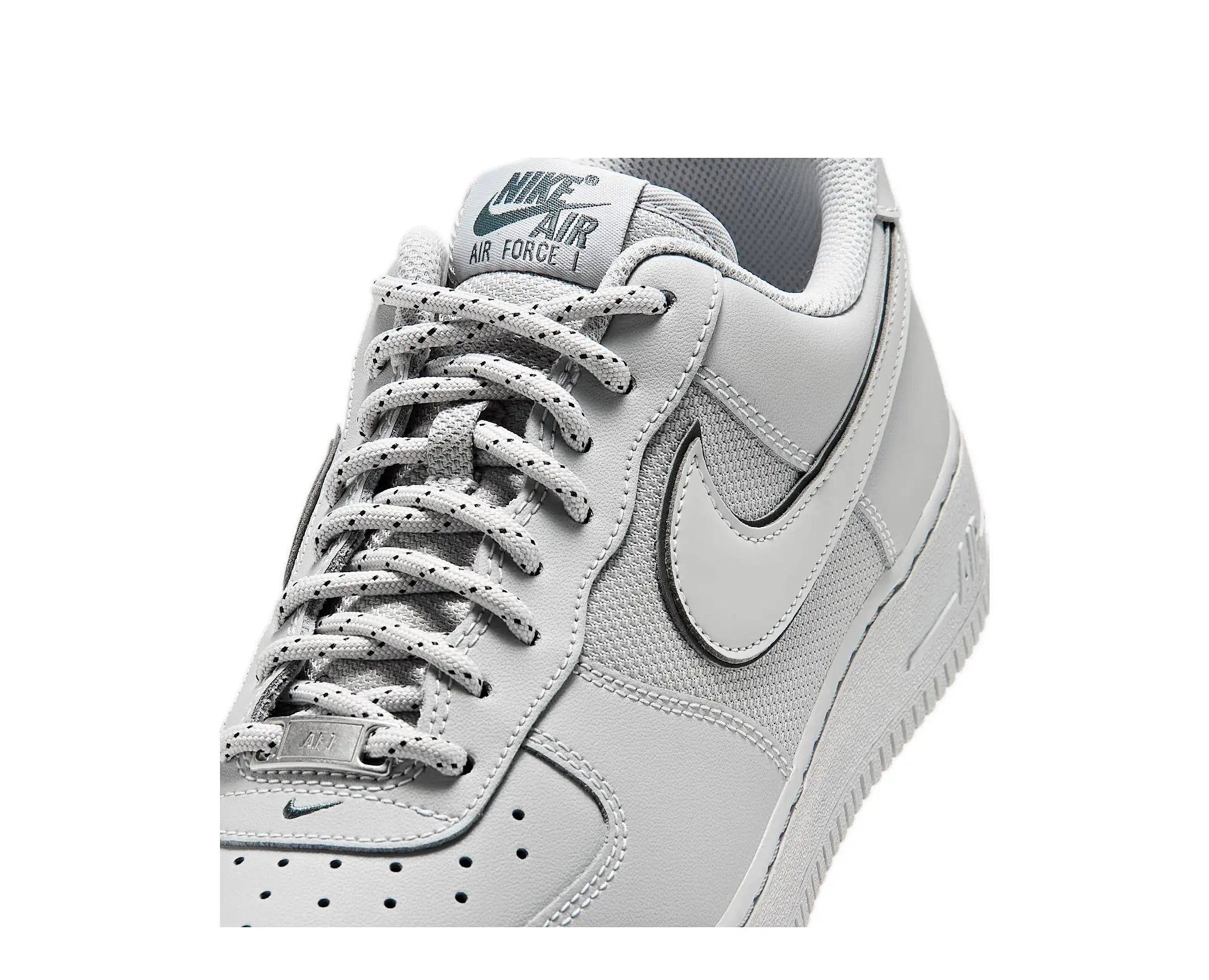 Sapatilhas Nike Air Force 1 '07 Low LV8 Tech Cinzento — detalhe | IV3415-001
