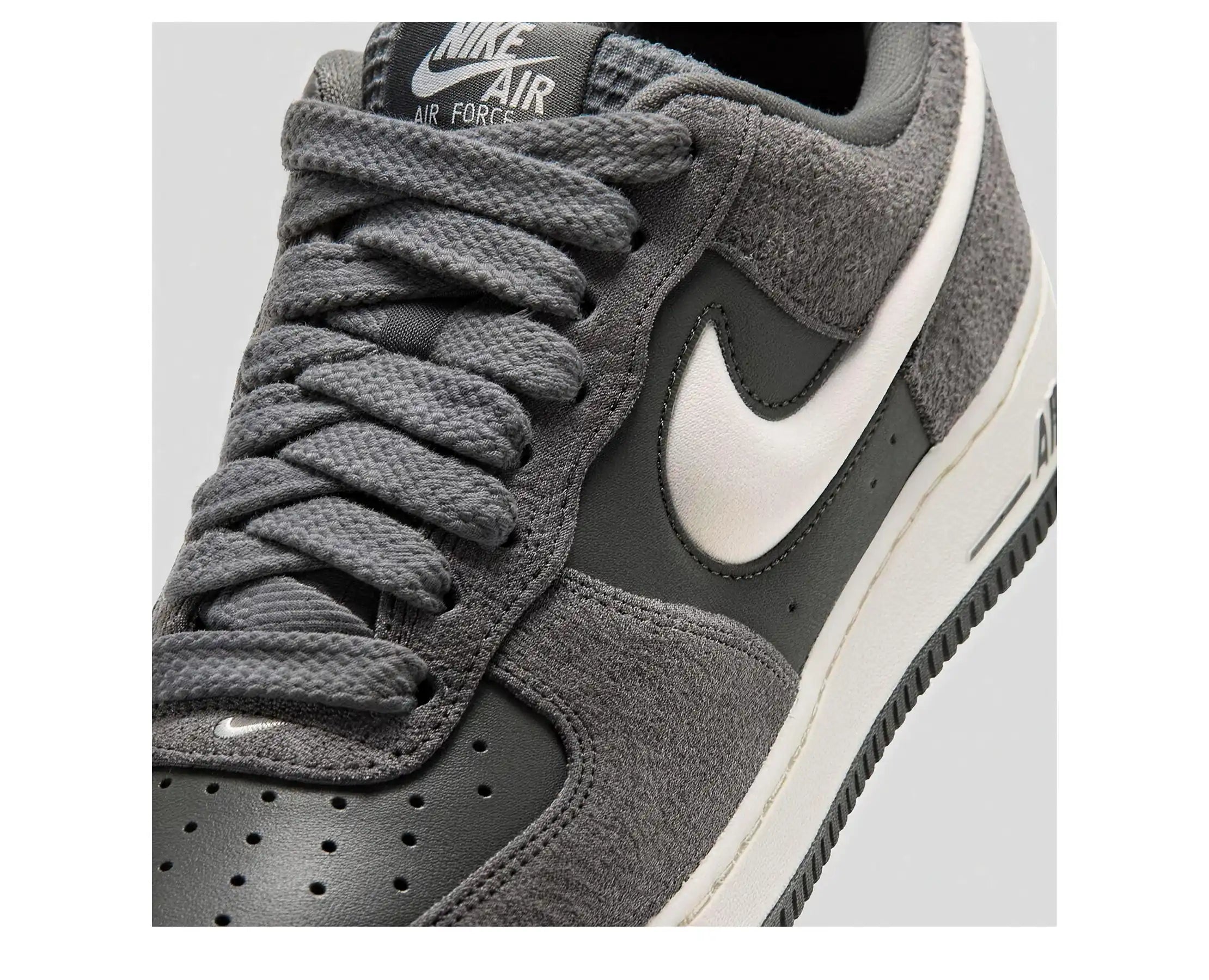 Sapatilhas Nike Air Force 1 '07 LV8 Cinzento — detalhe | IX7786-001